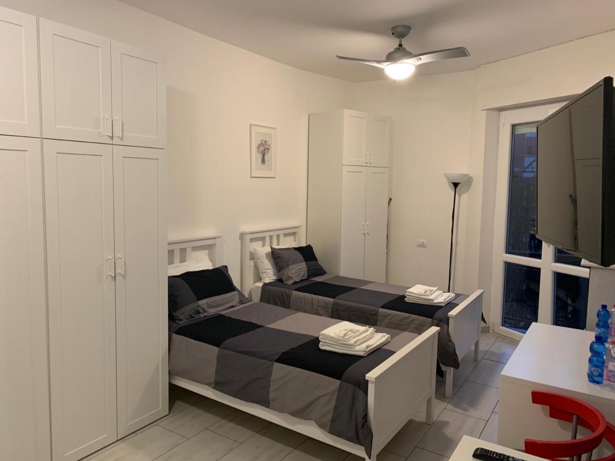 Metro Famagosta - Luminoso Appartamento Con Balcone Free Wifi & Parking 밀라노 외부 사진